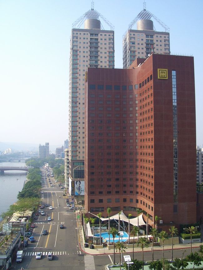 夢ライン双子大楼と国賓大飯店もこの辺にあり。国賓のbuffet食べ放題はちょううまくて、夜は夢ラインの楼上の電灯がともると更に綺麗になります。