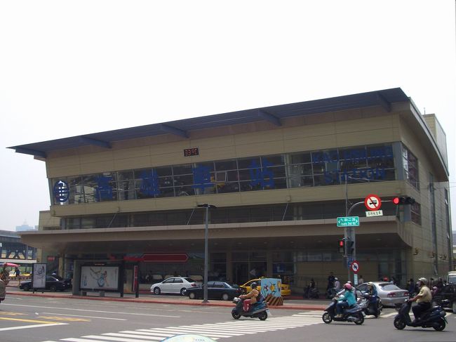 高雄駅は前駅と後駅との区別あるので、初めて列車で高雄に来る人は迷い易いと思うんだ。翌日、嘉義である叔父さんの家へ行くから、後駅に列車に乗って来ました。予定の自強号に乗り遅れたので、次の列車を待ってる間にちょっと駅の周りに散策。え、３３℃ってマジで！？体も自動車のタイヤも溶けるほど暑く感じていた！冬が早めに来れば、いいのに...