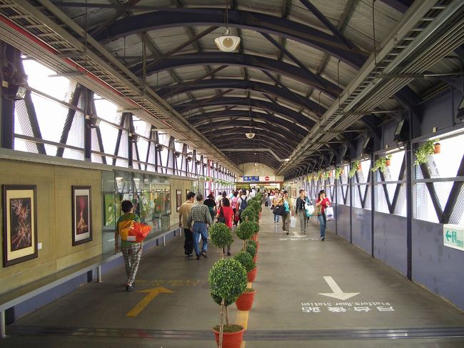 跨線橋で皆が左側に寄って歩いたって、ちょっと日本みたいな..