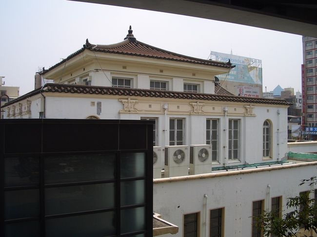 そして願景橋を渡って、目の前の和風建物に寄ってきた。こんな屋根はどこで見たことがありそうだろ？そうだ、これは高雄旧駅です。旧駅は昭和１５年（１９４０）に建てられた”高雄新駅”として２００２年まで台湾縦貫線鉄道の終着駅となって、日本人が終戦前に台湾の西部で最後に建造したこの駅は”高雄願景館”となることを予定します。