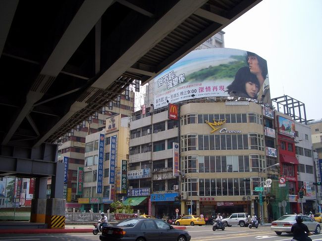願景橋の上から降りて、中博臨時陸橋の真下に歩いて来た。やっぱり高雄駅の近所には受験予備校もバスチケット売り場もいっぱい！