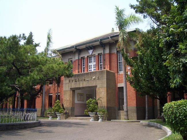 日治時代に造った学校は今までも使っているのがたくさんありますよ！高雄前駅から歩いてくれば、約３分かかって、大正１１年（１９２２）、高雄駅の近くに建てた高雄高校の紅楼は代表性の一つと思います。