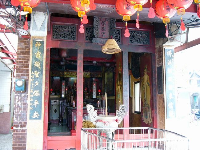 翌日、しかも最後の日だった。当日の夕方は飛行機に乗るべきだから、特に行きたかったところもなかった。遅く起き抜けに家族と一緒に旧家の近所にある開台福徳宮に拝んできた。日本の戦国時代に創建された開台福徳宮と言えば、台湾で福徳正神という、人の住んでいる地を守る神様を祭る伝統を開けた廟宇である。狭いだけど、なかなか有名な道教寺院ですね。僕もこのお寺の前に遊んだままで育ちました！