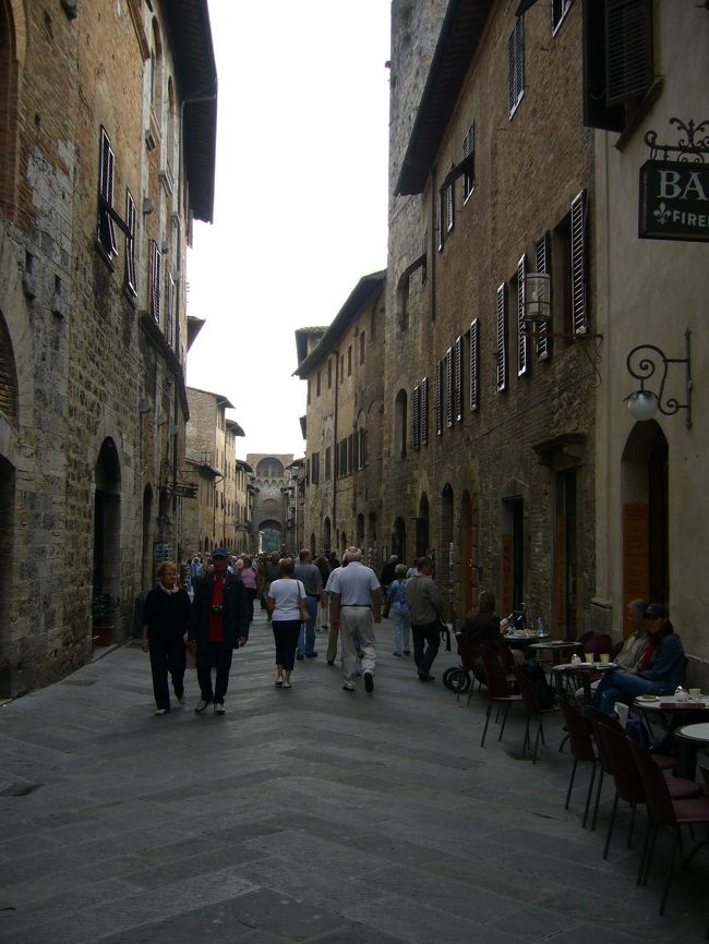 サンジミニャーノに到着。<br /><br />サン・ジョバンニ門から石畳の街に入ります。<br /><br />サン･ジョバンニ通りはBAR、ENOTECAやお土産物屋<br />が立ち並ぶ。