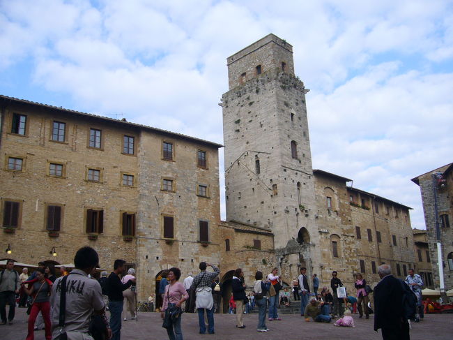 石畳のサン・ジョバンニ通りのなだらかな坂を<br />登ると、チステルナ広場に到着。<br /><br />中央に見えるのがチステルナ（井戸）。<br />