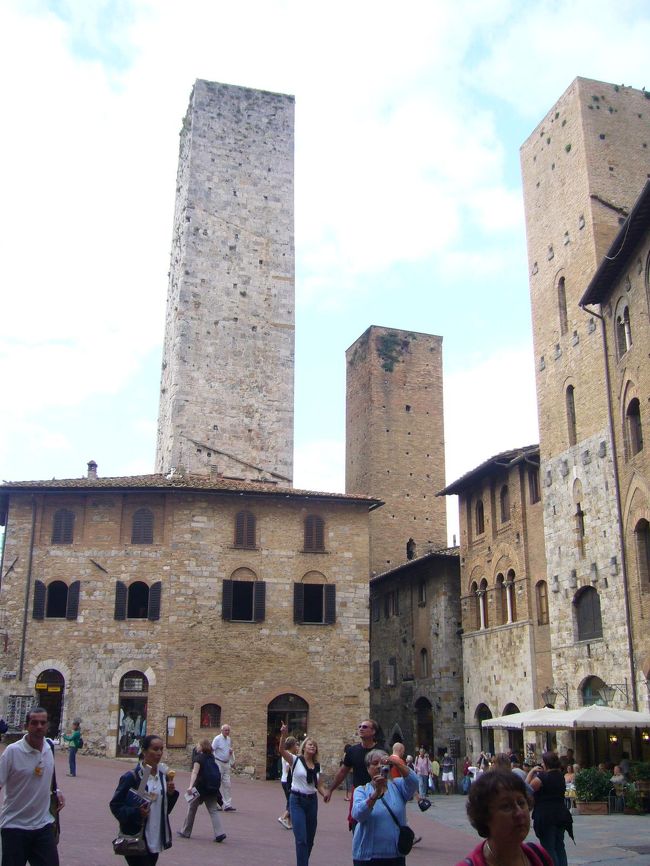 ドゥオーモ広場<br /><br />「美しい塔の街」と言われるだけあって、<br /><br />いくつもの四角い塔がそびえています。