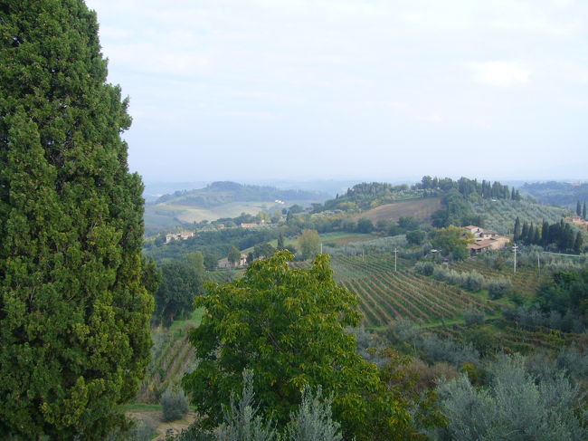 サン・ジョバンニ門前、<br />マルティーリ・ディ・モンテマッジョ広場から<br />望むトスカーナの田園風景