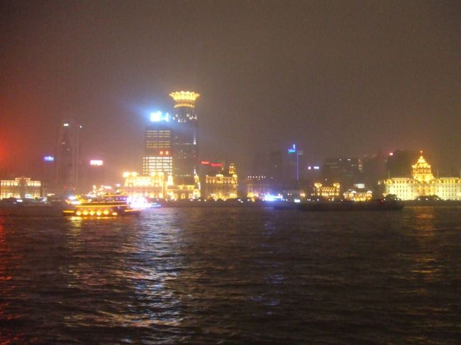 上海といえばこれ。手前を流れる河はけっこう汚い