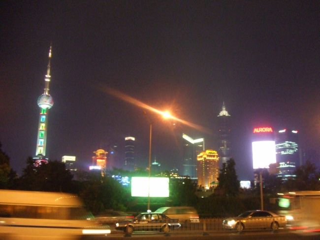 夜景はこんな感じ<br />ここからベトナムまでは列車で乗り換えて３日はかかる。それでも途中の見所は全部スルーしてしまうことになるけれど、広い中国をあれもこれも見ようとしていたら時間がいくらあっても足りないと思った。