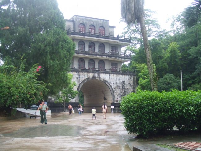 中国とベトナムの国境<br />ここを越えると、「毛沢東の国」から「ホーチミンの国」に変わる。