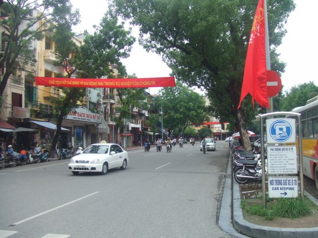 ハノイの街並み<br />ちょうど建国６０年の時期だったらしく、街中には紅い国旗がはためいていて、社会主義国だということをいやでも感じさせられる。でも街路樹とかきれい。