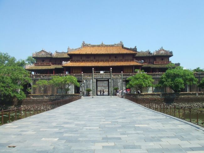 フエの遺跡<br />これは正門　行ったことはないけど、沖縄の建物のようだ。