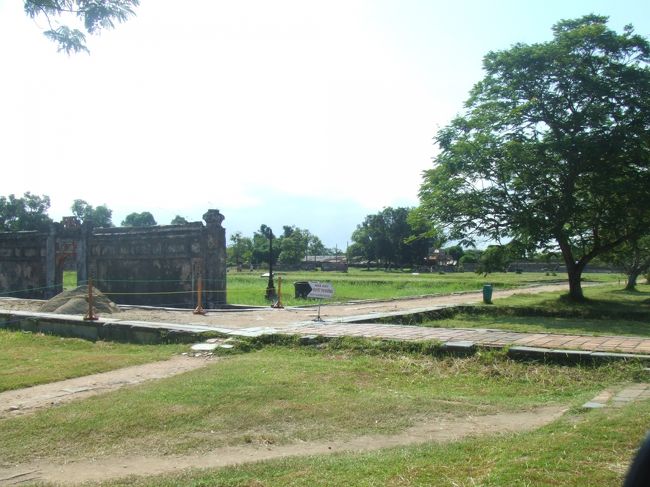 遺跡の中<br />いいねえこの破壊されっぷり。ベトナム戦争後、遺跡の一部は修復されいたけれど、大部分はこんな感じで荒れ果てている。いい味でてますね