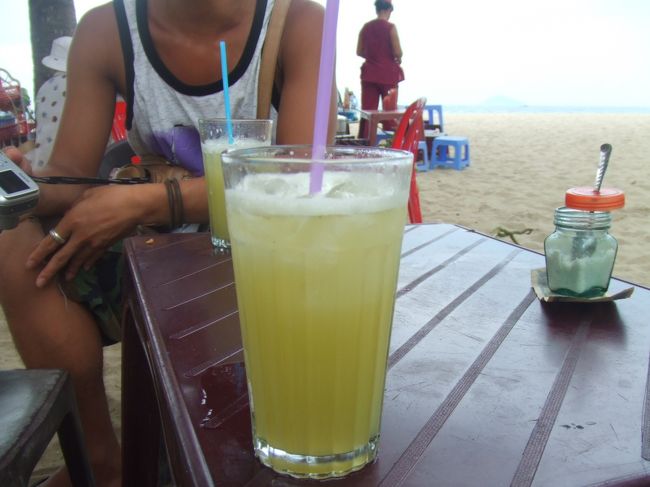 ホイアンのビーチで。<br />さとうきび１００％ジュース。うまい！