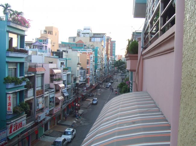 安宿街の街並み<br />けっこうきれい。ここだけでなくベトナムではフランス植民地時代を思わせる建物が多く、カラフルできれい。でも暑い！さすが南国<br />この次はカンボジアへ行けるのか？治安悪そうだし・・・と思っていたら今は問題ないらしい。ではさっそく！