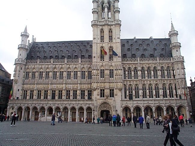 グラン・プラス。<br />ブリュッセルの町の中心らしい。<br />これと、サン・ミッシェル大聖堂を見て、<br />僕はブリュッセルを”世界で最も美しい町”とすることにした。