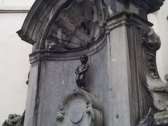 小便小僧（2002/2/26）<br />誰でも知っている、有名どころですな。<br />行ったときは、ごらんの通り、素っ裸でした。