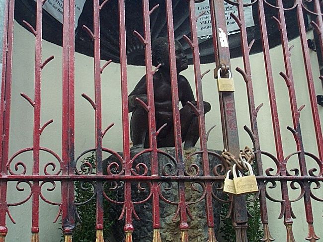 ジャンネカ・ピス<br />んで、こっちは地球の歩き方を読んで初めて知りました。<br />小便小僧の女の子バージョンです。<br />逃げられないように監禁されています（笑）