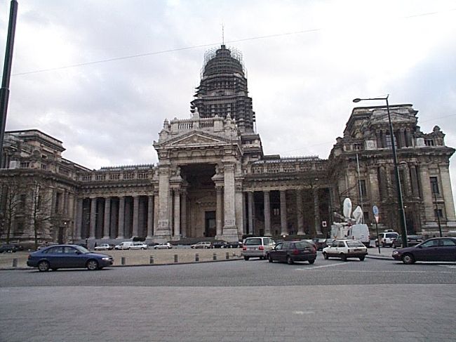 最高裁判所。<br />確か高台にあったと思います。<br />TV中継車がきていました。なんか事件でもあったのでしょうか？<br />あちらこちらが改装工事中でした。