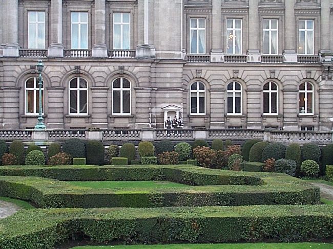 王宮と衛兵。<br />2倍ズームのカメラなので、これが限界でした。<br />日本の皇居の警護にも文化を入れて欲しいですね。<br />侍の格好するとか、<br />武具を付けるとか、<br />武具は外見は漆喰だけど、内面は防弾チョッキとかで、<br />武器も、一見槍だけど、実は槍型のライフル銃だったりとか。