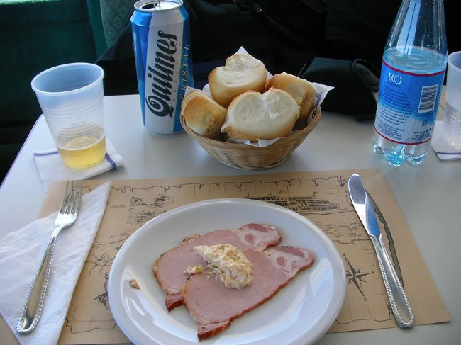 フェリーでの食事。<br />アルゼンチンのビール　キルメスも<br />なかなかブエノ