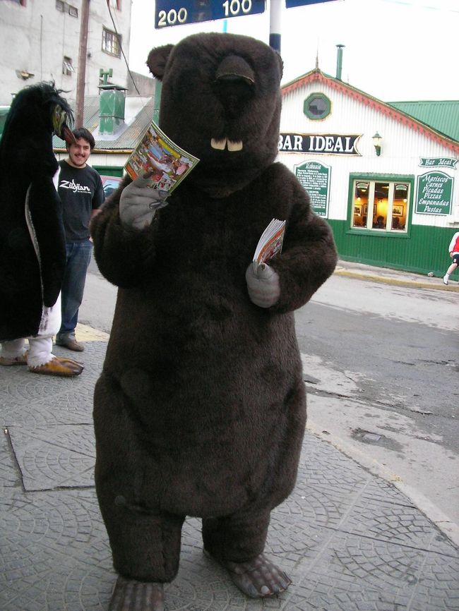 街中のクマ？リスか･･･？分かりません･･･<br />ちらしを配ってます。<br />胸のあたりに視覚を確保するためにアナがあいてます。