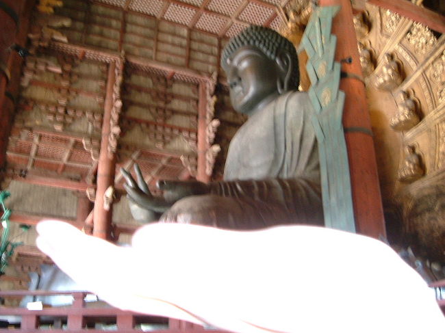 大仏を手に乗せる