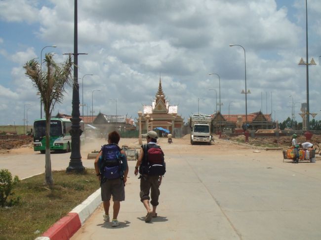 ベトナム＝カンボジアの国境。途中からあからさまに地面の色が変わっている・・・。