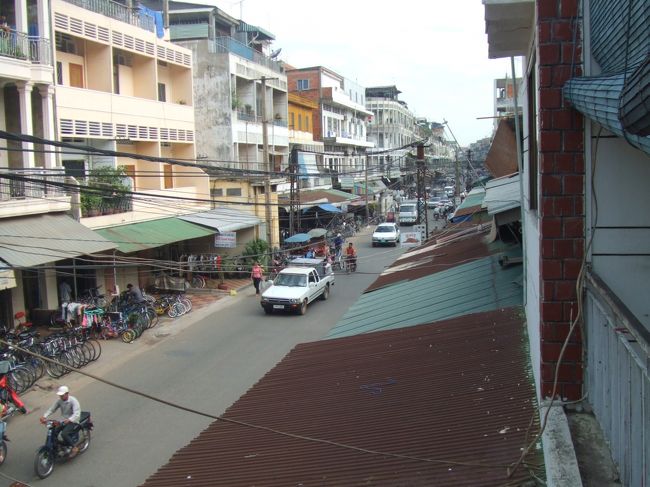 プノンペン市内<br />キャピトルホテル周辺。ベトナムから来ると、ほこりっぽく、まさに「アジア」といった印象