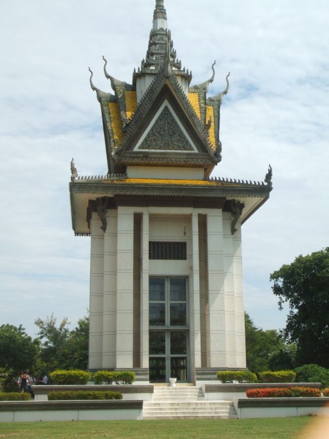 キリングフィールド<br />このストゥーパの中に、犠牲となった人たちの頭骸骨が