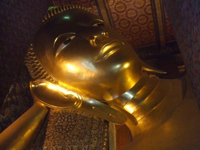 ワット・プラケオの釈迦涅槃像。<br />大きな仏さんが、体の割には小さなお堂に納められていて、顔は微笑んでいるけど、なんか窮屈そう。