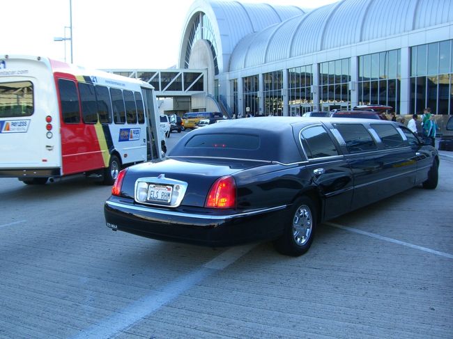 ロサンゼルス空港前「リムジン」<br />アメリカはガソリンをまいて走るような大型車がたくさん走っているのかと思っていたが意外にも中型車が多いのに驚く。