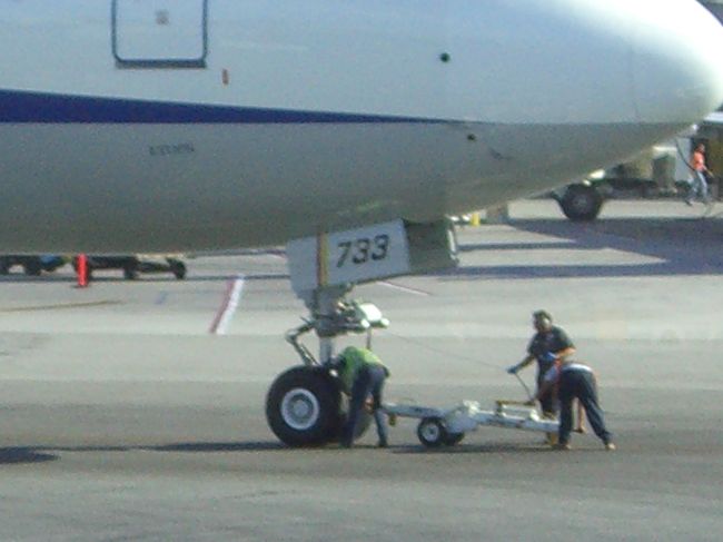 搭乗口まで牽引のため連結している