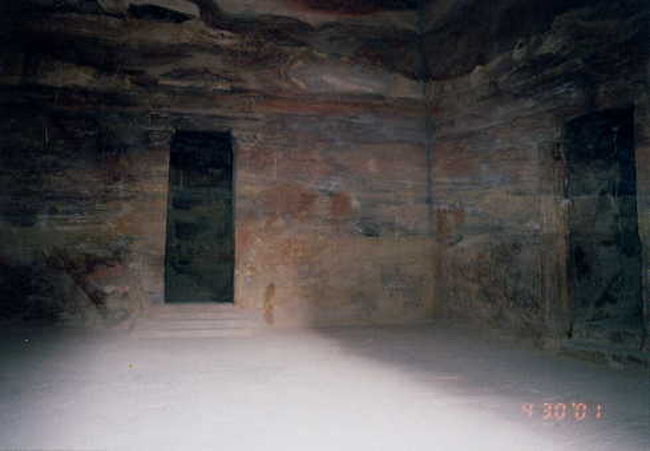 エルハズネの内部は、黄金の柱がいくつもそびえたち、四方を囲む壁には金箔が貼られ、壁面に精密に彫られた神の彫刻には無数のエメラルドがはめ込まれている・・・訳ではなく、こんな感じ。