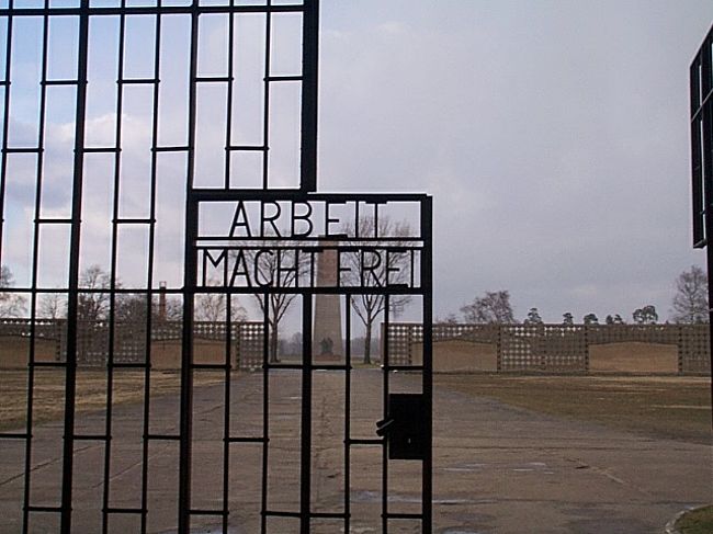 入り口門。<br />「働けば自由になる」