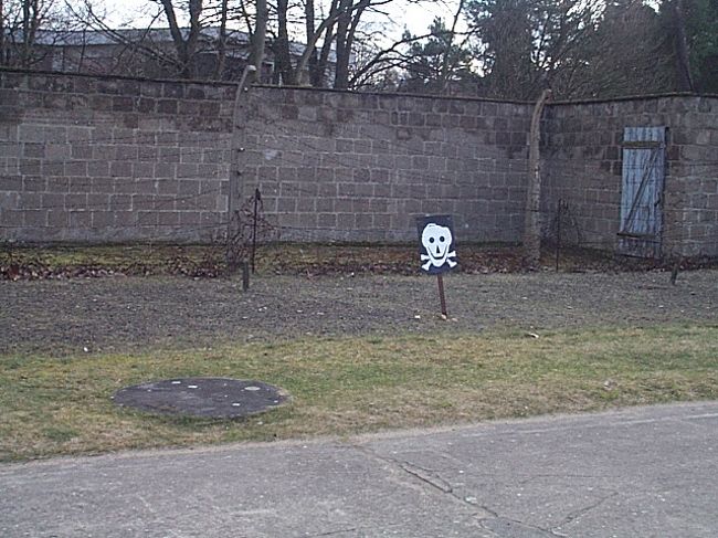 地雷原と電気鉄線で脱走不能です。