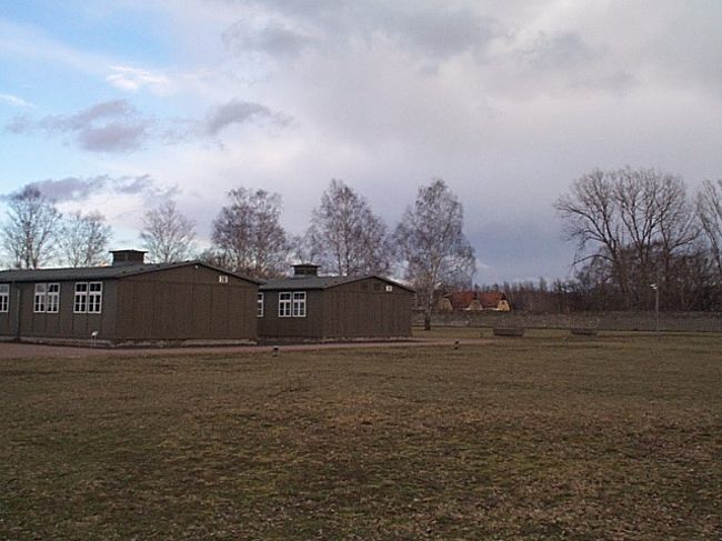 収容施設と民家