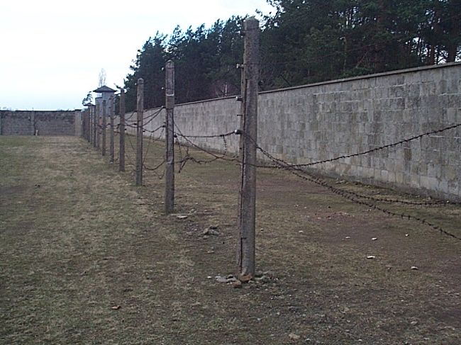 監視台は電気鉄線の外です。