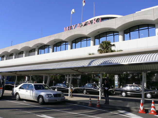 宮崎空港です。<br />空港内もクリスマスモードで、飾りやツリーなどで良い雰囲気でした。<br />
