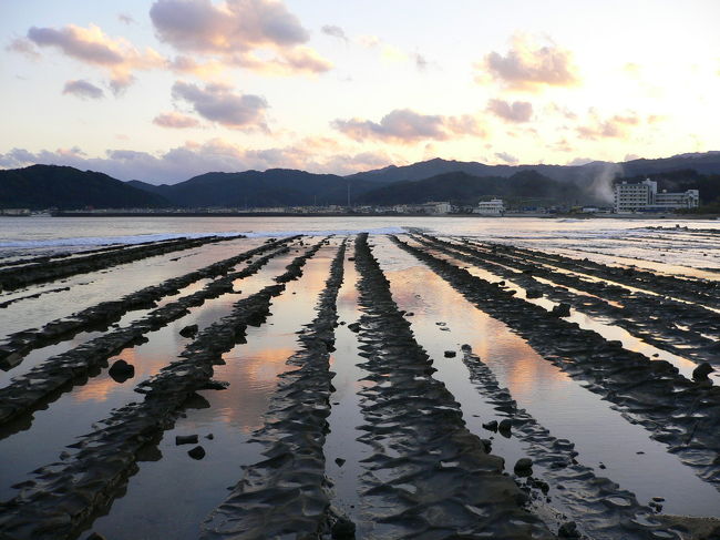 鬼の洗濯板が夕日に照らされて最高に綺麗でした。<br />この地層は、約一千万年くらい前の地層だそうです。<br />