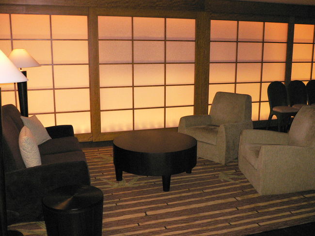 ホテル内は、写真のようなソファーがあちこちにあり、<br />それぞれが色々なテイストを持っています。<br />読み物も近くにおいてあるので、ホテル内のどこででもくつろぐことができます。