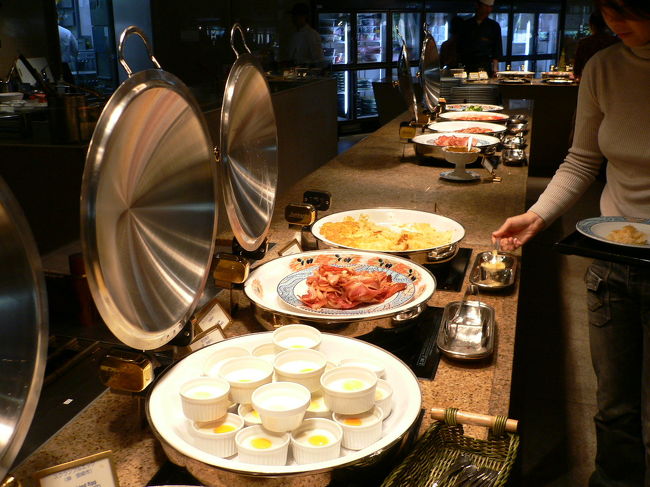 朝食のバイキング風景です。<br />和洋の両方が用意されており、魚の横には、火の着いた炭が置いてあり、自分で焼き直すこともできました。（感動）<br /><br />