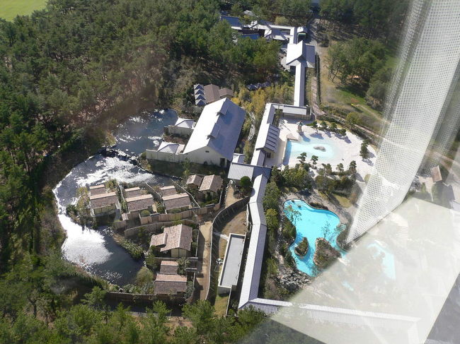 部屋からは、プールや温泉、ゴルフ場が見下ろせます。<br />夜になると遠くに夜景が見えてきて非常に綺麗でした。<br />