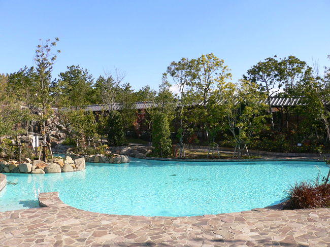 部屋から見えたプールです。<br />上で掲載した朝食のレストランは、このプールの横にあり、雰囲気○でした。