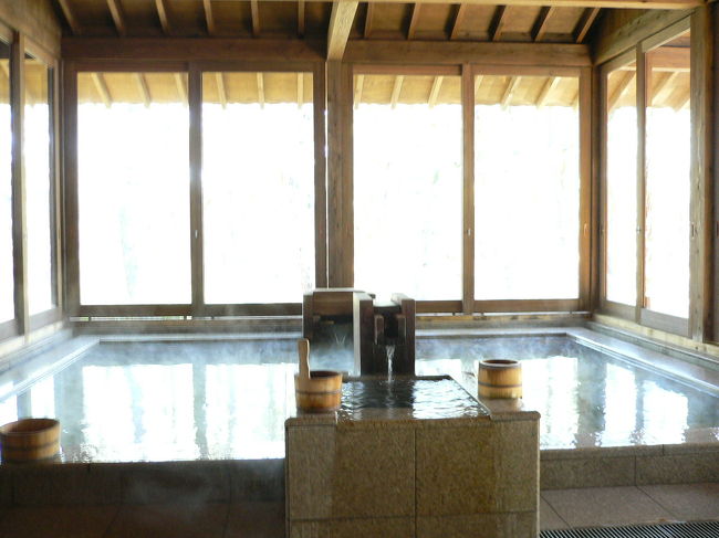 ホテルにある温泉（松泉宮）です。<br />この写真は、月読という内湯です。<br /><br />掃除のおばちゃんに聞いた情報によると、<br />源泉がぬるいので、温めて循環しているそうですが、<br />離れの湯は、源泉100％だそうです。<br />