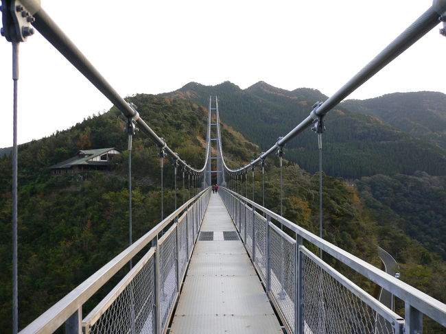 渡り切るまで２５０メートルもあるので、<br />先にいる人が小さく見えます。<br />橋の真中あたりには、下を見下ろせるように穴のあいた鉄板が敷いてあります。<br />