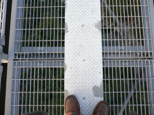 落ちないとわかっていても足がすくんでしまいます。<br />真中の鉄板を渡る時は、綱渡りをしている気分になれますよ。<br />