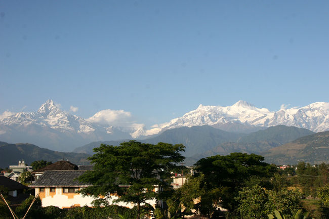 左からマチャプチャレ(6,993m)、アンナプルナ?(7,556m)、アンナプルナ?(7,525m)、アンナプルナ?(7,937m)、ラムジュンヒマール(6,966m)