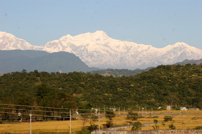 中央左からアンナプルナ?(7,525m)<br />アンナプルナ?(7,937m)<br />ラムジュンヒマール(6,966m)