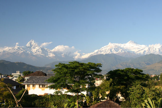 左からマチャプチャレ(6,993m)、アンナプルナ?(7,556m)、アンナプルナ?(7,525m)、アンナプルナ?(7,937m)、ラムジュンヒマール(6,966m) 